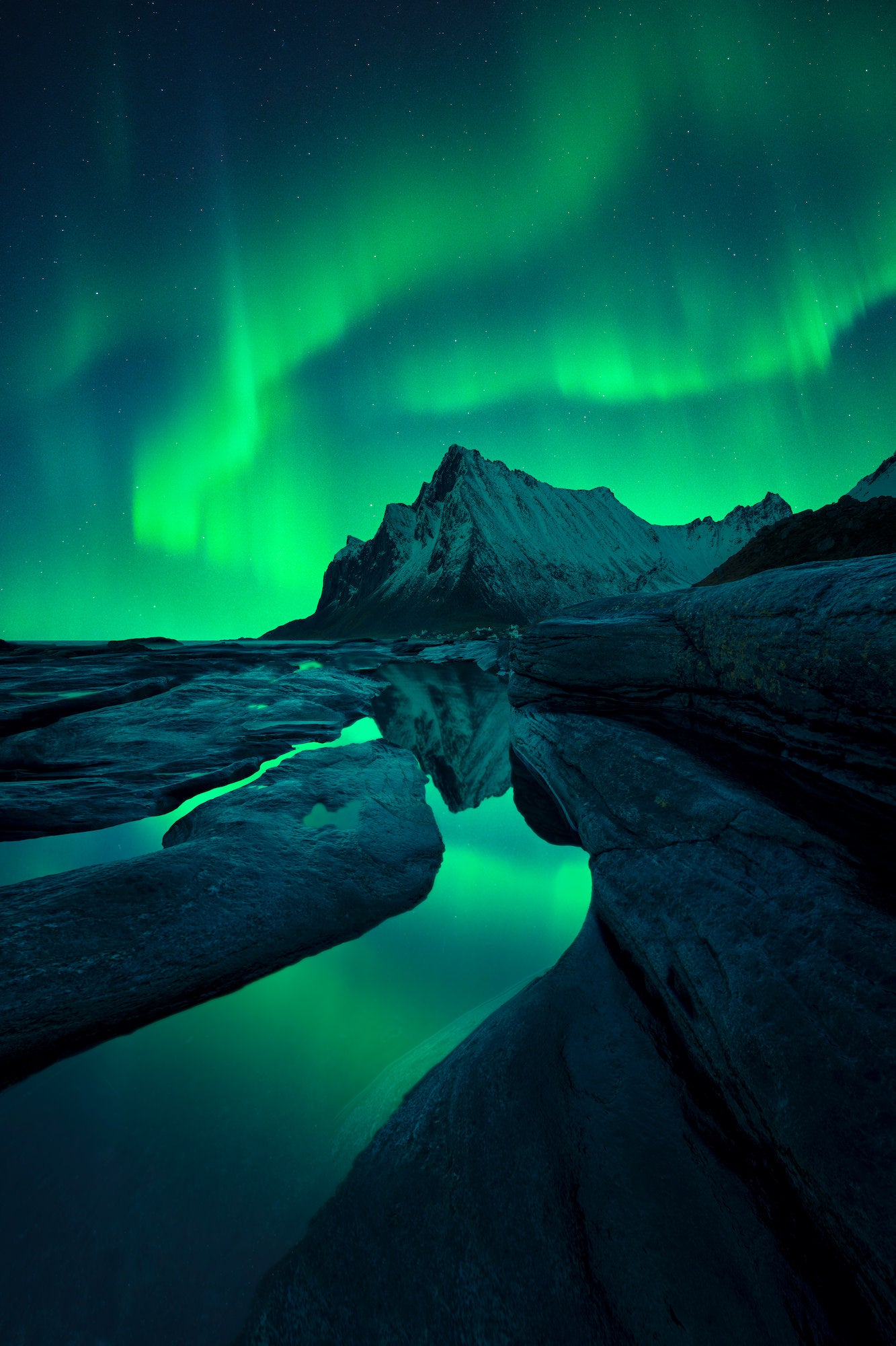 Photo by Filip Hrebenda. Sony Alpha 7R III. Sony 16-35mm f/2.8 G Master. Foreground: 6-sec., f/8, ISO 100. Aurora: 3-sec., f/2.8, ISO 4000.