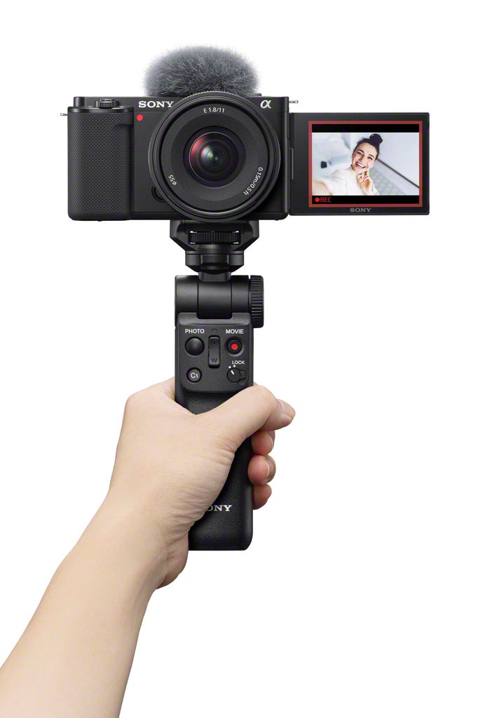 jpg/Alpha-Universe-Sony-11mm-f1.8-ZV-E10B_SEL11F18_GPVPT2BT_selfie_hand-1200_boundskjvkxx.jpg?height=1200&fit=bounds