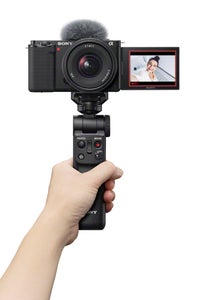 Sony 11mm F1.8 on Sony ZV-E10 vlog style