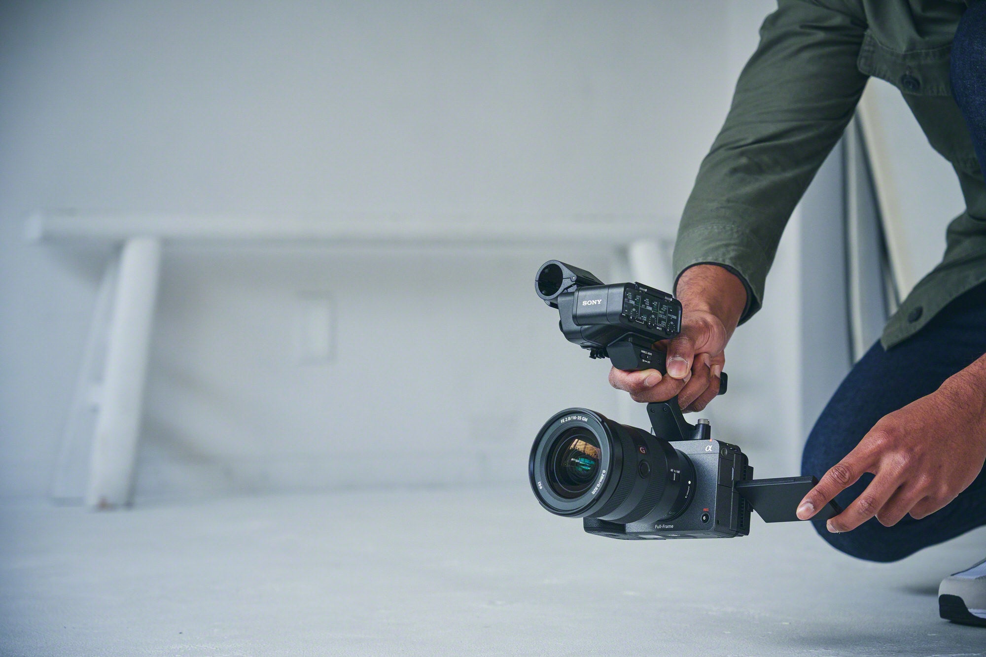 Alpha-Universe-Sony-FX3--ILME-FX3-_Low_Angle_R-Large.jpg