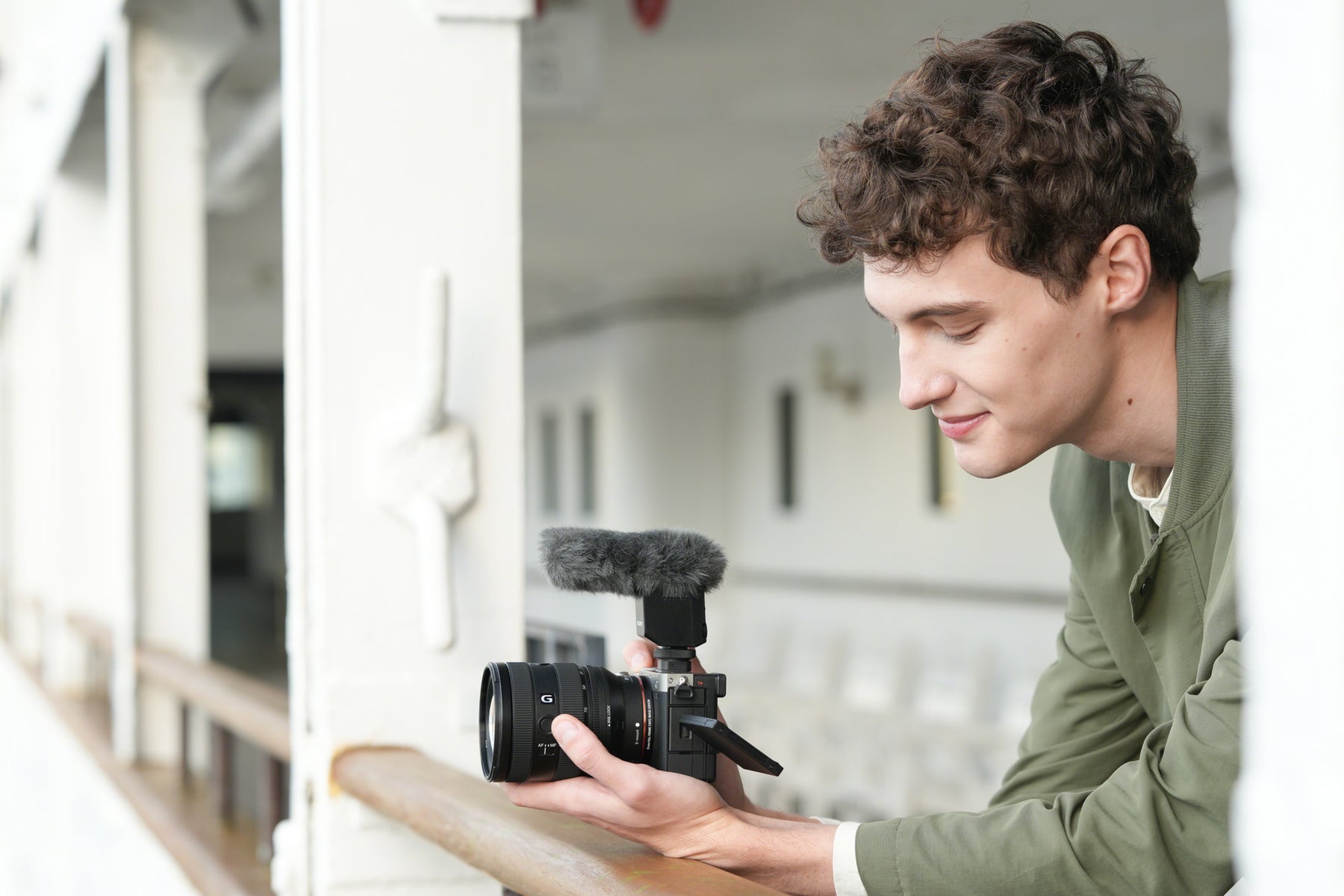 jpg/Alpha-Universe-Sony-SEL2070G_ILCE-7CL_Movie_Shooting-1200_boundss7bk7a.jpg?height=1200&fit=bounds