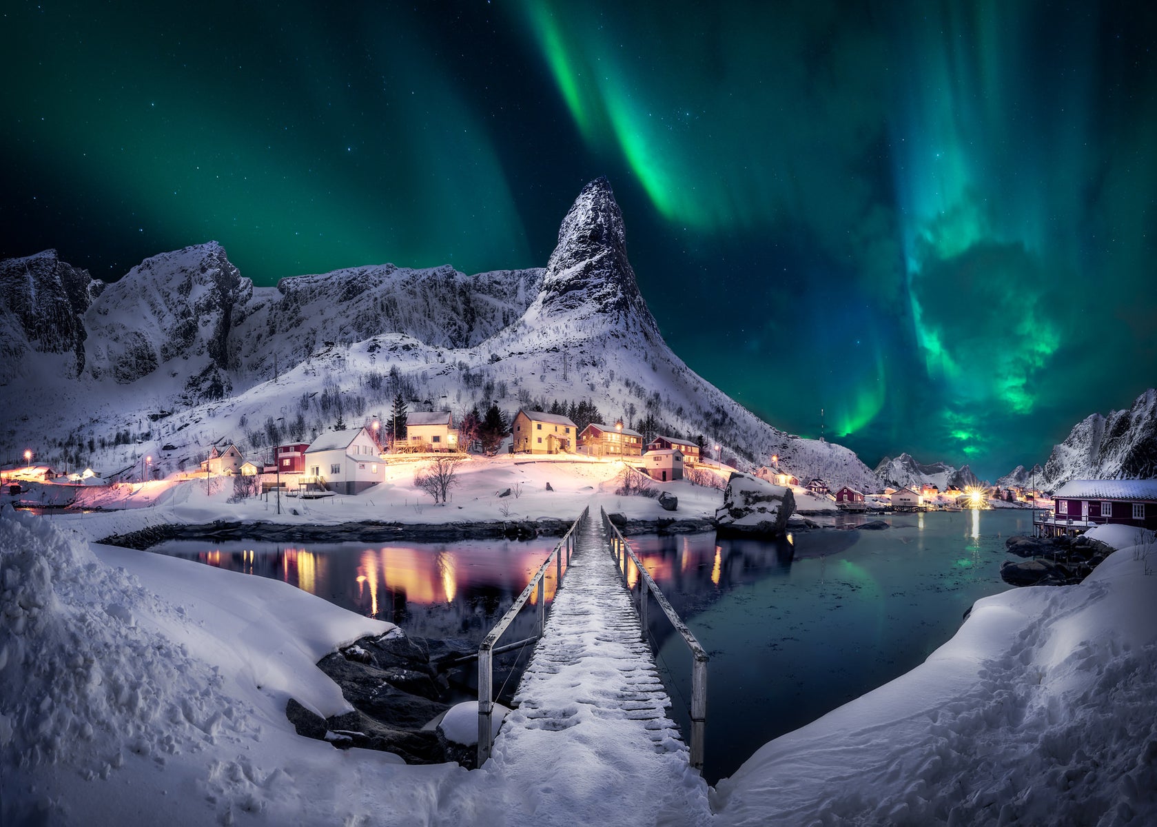 jpg/alphauniverse-whats-in-my-bag-reine-lofoten-norway-aurora-bridge-winter-1200_boundsp6fe60.jpg?height=1200&fit=bounds